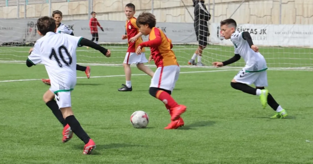 İzmit Belediyesi minik futbolculara bayramı yaşattı