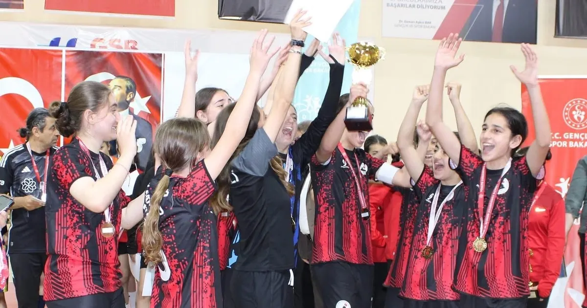 Şampiyonluk kupası Gölcük’e geldi
